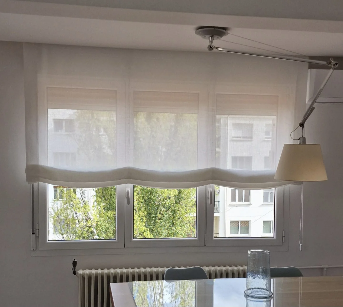 Salón moderno con cortinas beige
