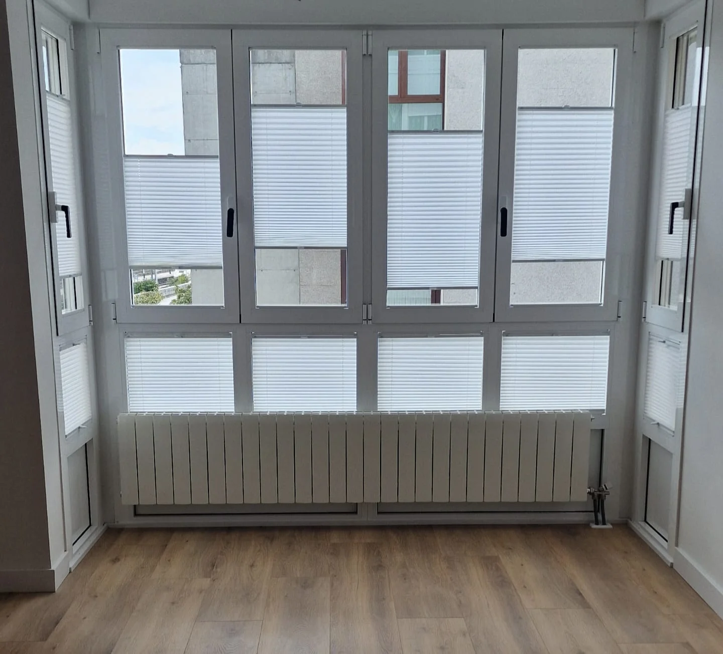 Dormitorio con cortinas blackout