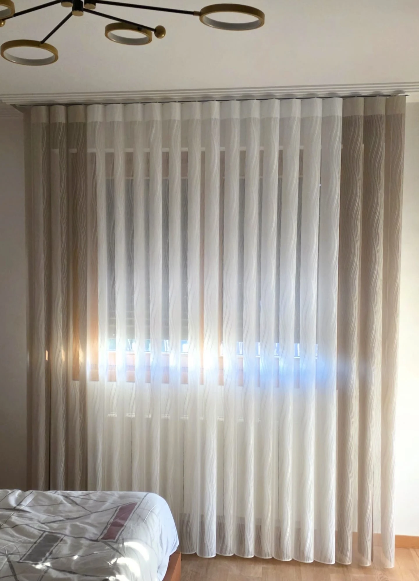 Oficina con cortinas verticales